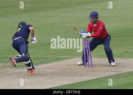 James Foster von Essex Eagles schließt den Run-out-of-Hampshire Batsman Chris Wood ab Stockfoto