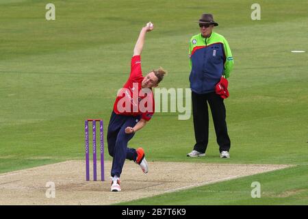 Jamie Porter beim Bowling für Essex Eagles Stockfoto