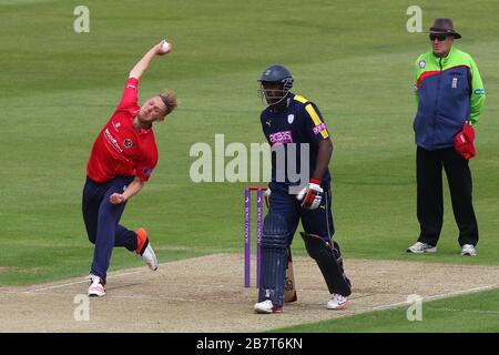 Jamie Porter beim Bowling für Essex Eagles Stockfoto