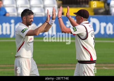 James Anderson aus Lancashire (L) feiert die Übernahme des Wicket von Ravi Bopara während Essex CCC vs Lancashire CCC, Tag zwei Stockfoto