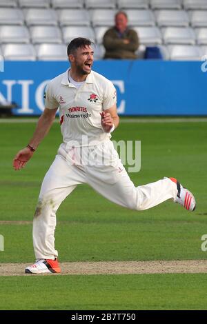 James Anderson aus Lancashire feiert, dass er das Wicket von Ryan ten Doeschate während Essex CCC vs Lancashire CCC, Tag zwei, übernimmt Stockfoto