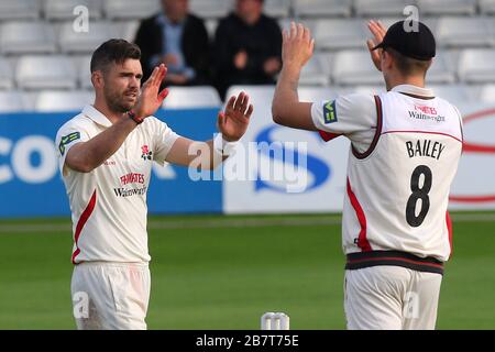 James Anderson aus Lancashire (L) feiert die Übernahme des Wicket von Ryan ten Doeschate während Essex CCC vs Lancashire CCC, Tag zwei Stockfoto