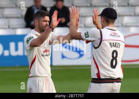 James Anderson aus Lancashire (L) feiert die Übernahme des Wicket von Ryan ten Doeschate während Essex CCC vs Lancashire CCC, Tag zwei Stockfoto