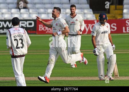 James Anderson aus Lancashire feiert die Teilnahme am Wicket von Ravi Bopara (R) während Essex CCC vs Lancashire CCC, Tag zwei Stockfoto
