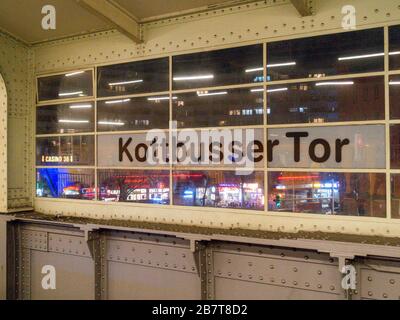 Berlin, Deutschland. Nov. 2019. Berlin, Deutschland 11. November 2019: Symbolische Bilder - Berliner Verkehrsbetriebe - Oktober 2019 BVG, Verkehrsbetriebe Berlin, Zug, Kottbusser Tor, Feature/Symbol/Symbolfoto/Characteristic/Detail/Credit: Dpa/Alamy Live News Stockfoto