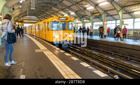 Berlin, Deutschland. Okt. 2019. Berlin, Deutschland 16. Oktober 2019: Symbolbilder - Berliner Verkehrsbetriebe - Oktober 2019 BVG, Verkehrsbetriebe Berlin, Zug, Feature/Symbol/Symbolfoto/Merkmal/Detail/   Nutzung weltweit Credit: Dpa/Alamy Live News Stockfoto