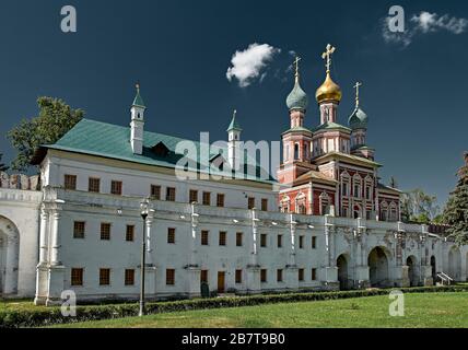 Moskau, Russland, Nowodewitschi-Kloster, Blick auf die Mariinski-Kammern und die 1683-1688 erbaute Pokrowskaja Kirche, Wahrzeichen Stockfoto