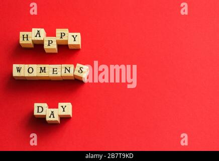 Happy Damen Day aus Holzwürfeln mit Buchstaben gefaltet Stockfoto