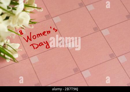 Aufschrift "Happy Women's Day" im rosafarbenen Kalender Stockfoto