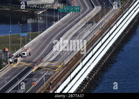 Singapur. März 2020. Das am 18. März 2020 aufgenommene Foto zeigt einen Blick auf den leeren Singapur-Johor Causeway. Malaysia führte umfassende restriktive Maßnahmen ein, einschließlich Schließung von Geschäften und Schulen und Verhängung von Reiseverboten, um den COVID-19-Ausbruch einzudämmen. Diese Maßnahmen wurden vom 18. März bis zum 31. März in Kraft gesetzt. Credit: Dann Chih Wey/Xinhua/Alamy Live News Stockfoto