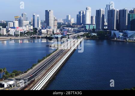 Singapur. März 2020. Das am 18. März 2020 aufgenommene Foto zeigt einen Blick auf den leeren Singapur-Johor Causeway. Malaysia führte umfassende restriktive Maßnahmen ein, einschließlich Schließung von Geschäften und Schulen und Verhängung von Reiseverboten, um den COVID-19-Ausbruch einzudämmen. Diese Maßnahmen wurden vom 18. März bis zum 31. März in Kraft gesetzt. Credit: Dann Chih Wey/Xinhua/Alamy Live News Stockfoto