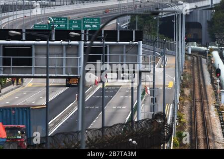 Singapur. März 2020. Das am 18. März 2020 aufgenommene Foto zeigt einen Blick auf den leeren Singapur-Johor Causeway. Malaysia führte umfassende restriktive Maßnahmen ein, einschließlich Schließung von Geschäften und Schulen und Verhängung von Reiseverboten, um den COVID-19-Ausbruch einzudämmen. Diese Maßnahmen wurden vom 18. März bis zum 31. März in Kraft gesetzt. Credit: Dann Chih Wey/Xinhua/Alamy Live News Stockfoto