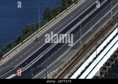 Singapur. März 2020. Das am 18. März 2020 aufgenommene Foto zeigt einen Blick auf den leeren Singapur-Johor Causeway. Malaysia führte umfassende restriktive Maßnahmen ein, einschließlich Schließung von Geschäften und Schulen und Verhängung von Reiseverboten, um den COVID-19-Ausbruch einzudämmen. Diese Maßnahmen wurden vom 18. März bis zum 31. März in Kraft gesetzt. Credit: Dann Chih Wey/Xinhua/Alamy Live News Stockfoto