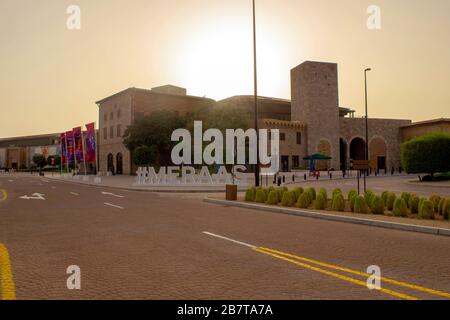 Dubai/VAE - 9. März 2020: Outlet-Dorf. Neues Einkaufszentrum in Dubai. Stockfoto