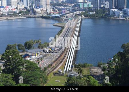 Singapur. März 2020. Das am 18. März 2020 aufgenommene Foto zeigt einen Blick auf den leeren Singapur-Johor Causeway. Malaysia führte umfassende restriktive Maßnahmen ein, einschließlich Schließung von Geschäften und Schulen und Verhängung von Reiseverboten, um den COVID-19-Ausbruch einzudämmen. Diese Maßnahmen wurden vom 18. März bis zum 31. März in Kraft gesetzt. Credit: Dann Chih Wey/Xinhua/Alamy Live News Stockfoto