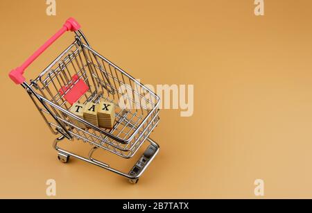 Steuerwort im Warenkorb auf orangefarbenem Hintergrund Stockfoto
