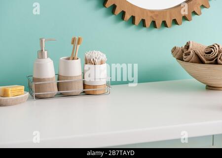 Gericht mit Seife, Regal mit Hygieneartikeln, Schüssel mit Handtüchern und Spiegel im Bad, Entsorgungskonzept Null Stockfoto