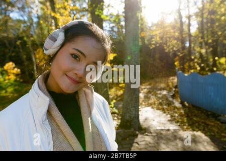 Porträt der jungen schönen asiatischen Frau im Wald Stockfoto