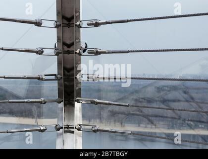 Befestigungsart der Brückendrahtseile Glasmetall 2 Stockfoto