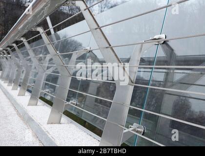 Methoden zur Befestigung der Brückendrahtseile Glasmetall Stockfoto