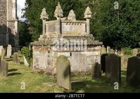 Denkmal für den Architekten William Bardwell († um 1853) im Kirchhof von St Edmund's Church, Southwold, Suffolk, Großbritannien Stockfoto