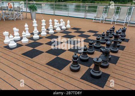 Großes Schach auf dem Kreuzfahrtschiff des Rheins Stockfoto