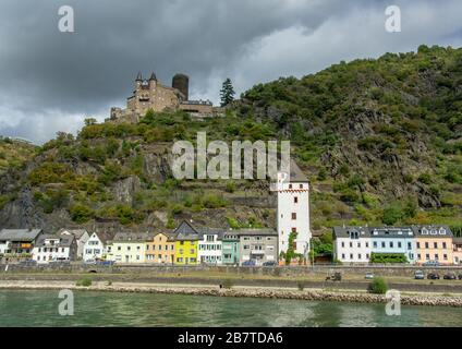 Das Schloss Katz ist ein Schloss oberhalb der rheinland-pfälzischen deutschen Stadt St. Goarshausen Stockfoto