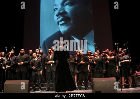 New York, NY, USA. Januar 2010. Der New Life Tabernacle Mass Choir führt bei der 24. Jährlichen Brooklyn Hommage an Dr. Martin Luther King Jr. im Howard Gilman Opera House, BAM, auf. Kredit: Steve Mack/Alamy Stockfoto