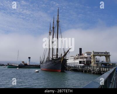 San Francisco, Kalifornien - Juli 2018: Hyde St Pier mit dem Fährschiff Eureka auf der Ausstellung, ein Rad-Raddampfer im Jahr 1890. Stockfoto