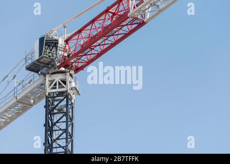 Ein Hammerkopfkran auf einer Baustelle in Australien Stockfoto