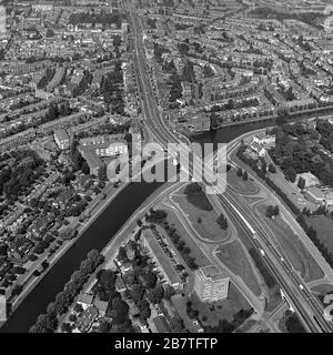 Den Haag, Holland, 29. August 1977: Historisches Luftbild in Schwarzweiß der Hoorn-Brücke von Delft nach den Haag Stockfoto