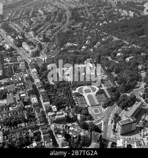 Den Haag, Holland, 4. Juli 1977: Historisches Luftbild in Schwarzweiß des Friedenspalasts, in dem der Internationale Gerichtshof und untergebracht ist Stockfoto