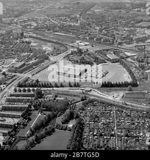 Leiden, Holland, 03. Juni 1976: Historisches Schwarz-Weiß-Luftbild der Groenoordhallen, die für den Viehmarkt, Konzerte und Tagungen genutzt wurden, wurde entfernt Stockfoto