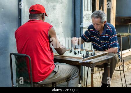 Zwei ältere Männer, die auf der Straße Schach spielen. Kubanische Bevölkerung. Havanna Kuba. Stockfoto