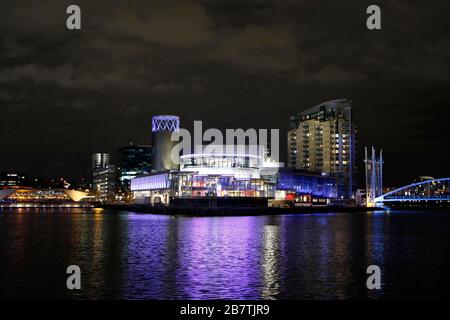 Das Quays Theatre, nachts zu sehen, in Salford Quays, in der Nähe von Manchester, England. - 14. März 2020 Bild von Andrew Higgins/Thousand Word Media NO SAL Stockfoto