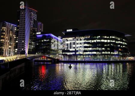 MediaCityUK BBC Buildings, nachts zu sehen, in Salford Quays, in der Nähe von Manchester, England. - 14. März 2020 Bild von Andrew Higgins/Thousand Word Media Stockfoto