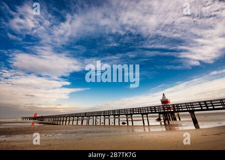 Blick auf einen Pier bei Ebbe in Lignano Sabbiadoro, Friuli Julisch Venetien, Italien. Stockfoto