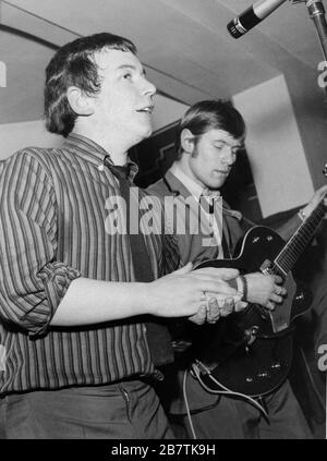 Eric Burdon und Hilton Valentine, Black Prince, Bexley, London, 1964. Stockfoto