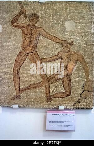 Mosaik aus Theseus und Minotaur im Haus von Jason Magnus, derzeit im archäologischen Museum des UNESCO-Weltkulturerbes Kyrene, Libyen, Oktober 2007 gefunden. Stockfoto