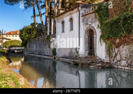 Italienische Stadtlandschaft. Kanal und Architektur in der Stadt Udine, Region Friuli Julisch Venetien, Italien