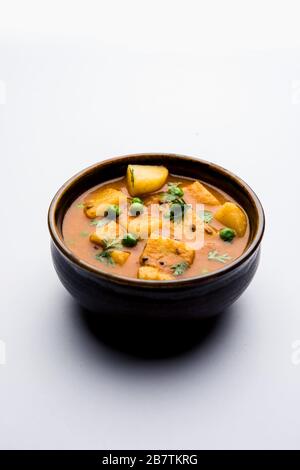Aloo Puri oder Kartoffelcurry mit gebratenen Poori, beliebtes indisches Frühstück / Mittag- / Abendessen Menü. Stockfoto