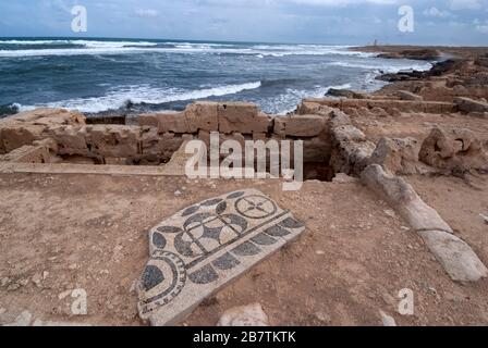 Mosaiken in den Resten des nahe dem Meer gelegenen Seawardbades, eines der alten öffentlichen römischen Bäder im UNESCO-Weltkulturerbe Sabratha, Libyen, Oktober 2007. Stockfoto