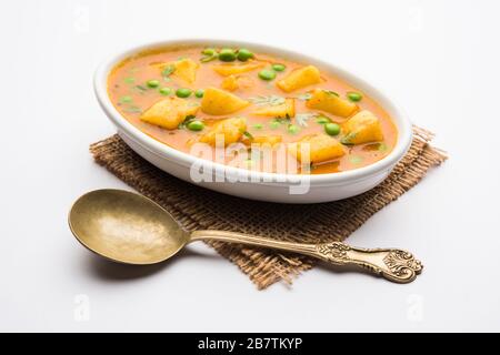 Aloo Puri oder Kartoffelcurry mit gebratenen Poori, beliebtes indisches Frühstück / Mittag- / Abendessen Menü. Stockfoto