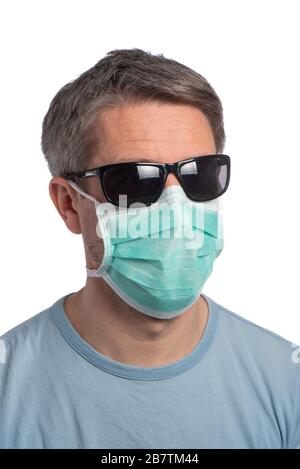 Kaukasischer Mann mit Schutzmaske und Sonnenbrille auf weißem Hintergrund Stockfoto