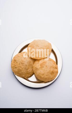 Einfache Puri serviert in einem Teller. Es ist ein indisches frittiertes Brot aus Vollkornmehl, beliebtes Hauptgericht oder Frühstücksrezept Stockfoto