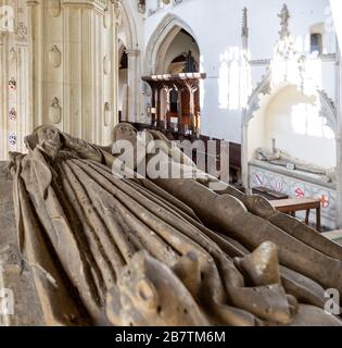 Holz-Effigies Michael de la Pole d 1415 und Ehefrau Catherine, Wingfield Kirche, Suffolk, England, Großbritannien Stockfoto