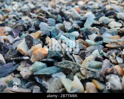 Stapel zerbrochener Steine.großer Haufen zerbrochener Rocks und Boulders.Pile Stapel riesiger Naturgranitsteine.Stapel zerdrückter Steine in Steinbruch. Bunter Pebb Stockfoto