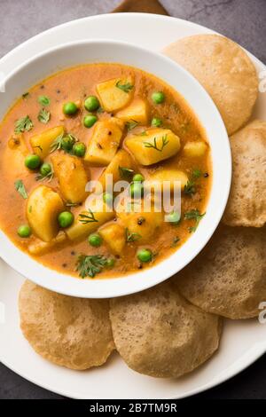 Aloo Puri oder Kartoffelcurry mit gebratenen Poori, beliebtes indisches Frühstück / Mittag- / Abendessen Menü. Stockfoto