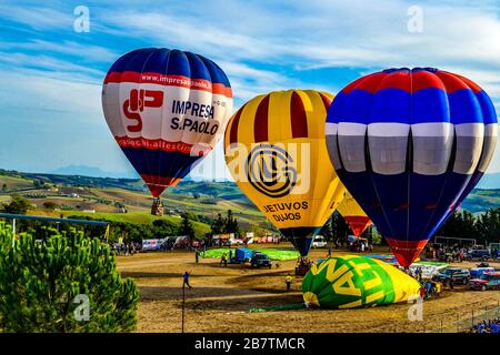 Heißluftballon in Fragneto Monforte, Benevento, Italien Stockfoto