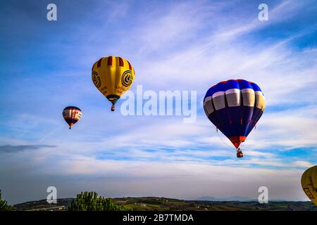 Heißluftballon in Fragneto Monforte, Benevento, Italien Stockfoto